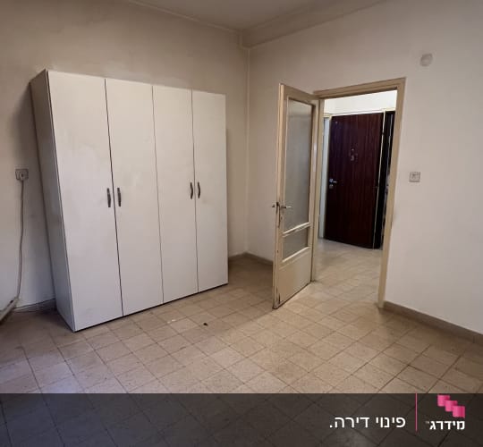 חדר ריק עם ארון ודלת פתוחה